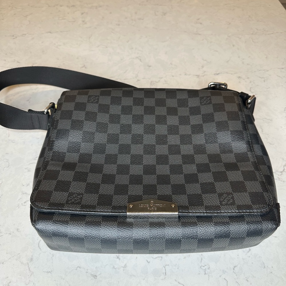 Louis Vuitton 2018 pre-owned District PM crossbody bag - Black